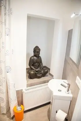 Apart Daire, 6 Yatak Odası, Sigara İçilmez, Teras (Apartment 3)