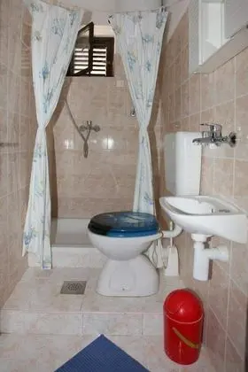 Üç Kişilik Oda, Ortak Banyo