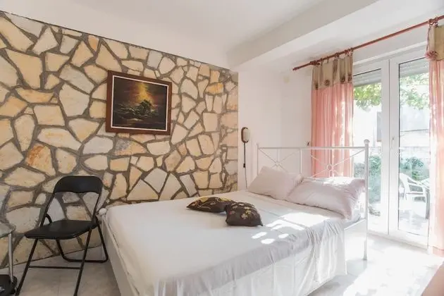 Economy Stüdyo, Avlu Manzaralı