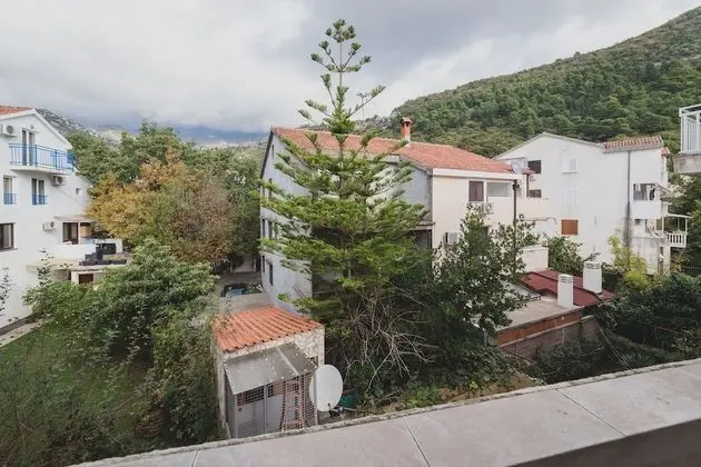 Standard Apart Daire, Dağ Manzaralı
