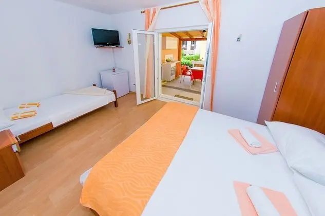 Üç Kişilik Oda (Triple Room with Terrace)