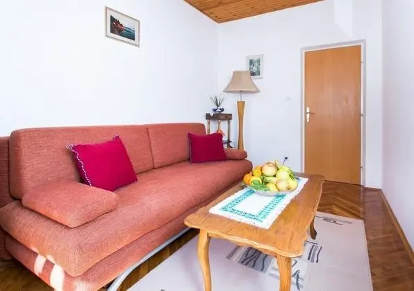 Apart Daire (One-Bedroom Apartment with Balcony an)