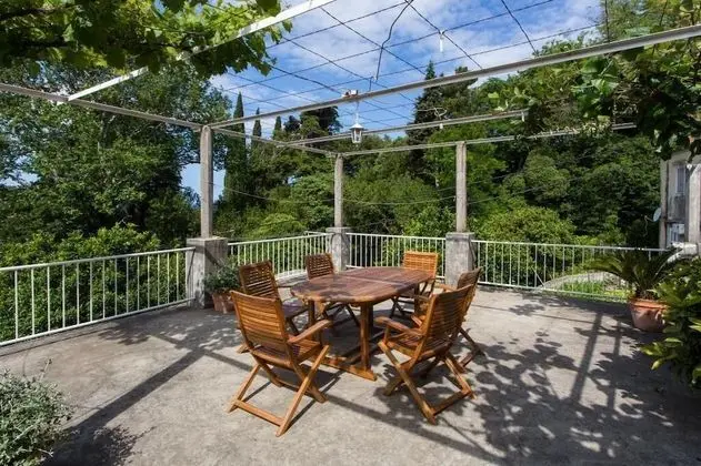 Apart Daire (One-Bedroom Apartment with Balcony an)