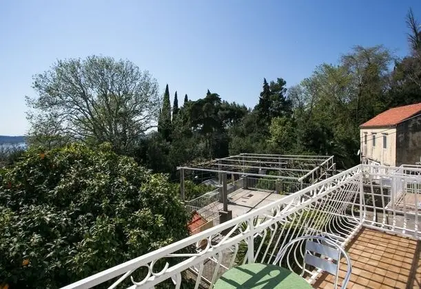 Apart Daire (One-Bedroom Apartment with Balcony an)