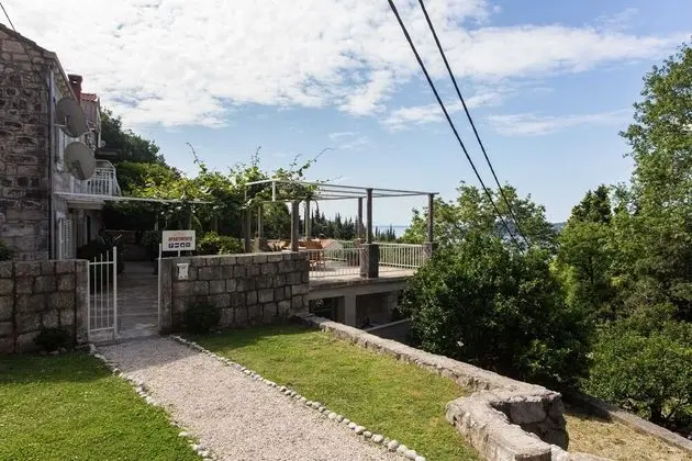 Apart Daire (One-Bedroom Apartment with Balcony an)