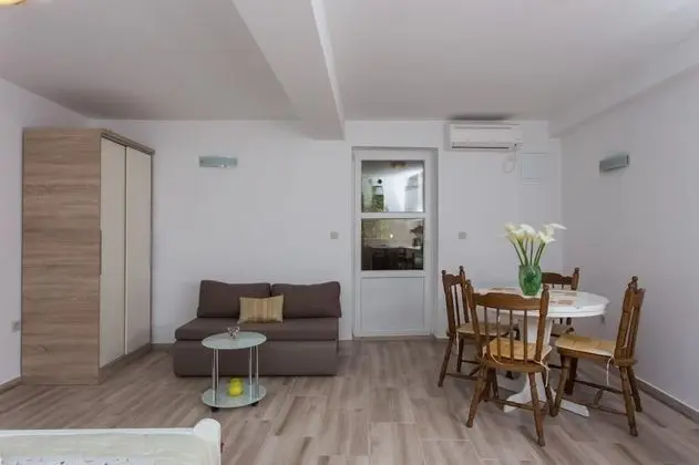 Stüdyo (Studio Apartment with Balcony)