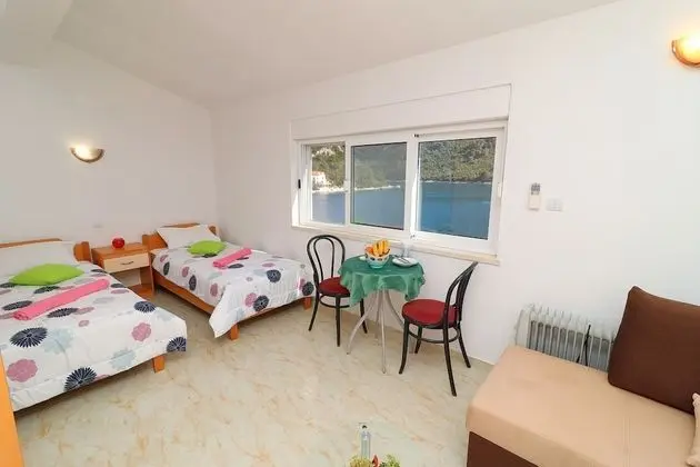 Stüdyo (Studio Apartment with Terrace and Sea)