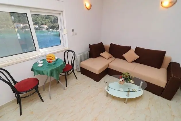 Stüdyo (Studio Apartment with Terrace and Sea)