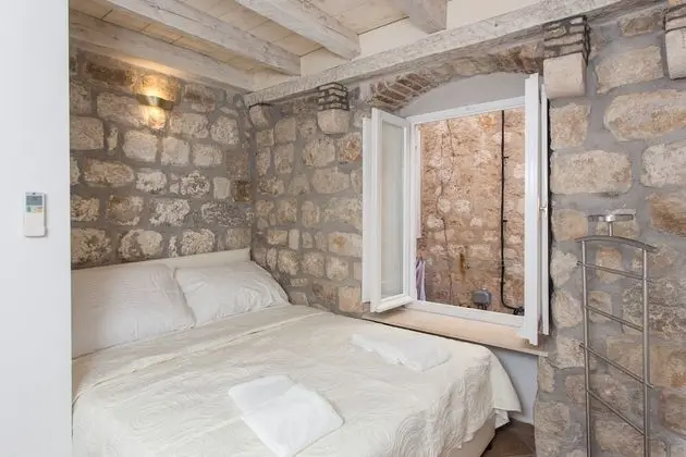 Studio Apartment (1st floor)