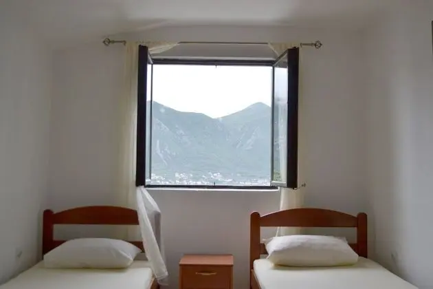 İki Ayrı Yataklı Oda, Ortak Banyo