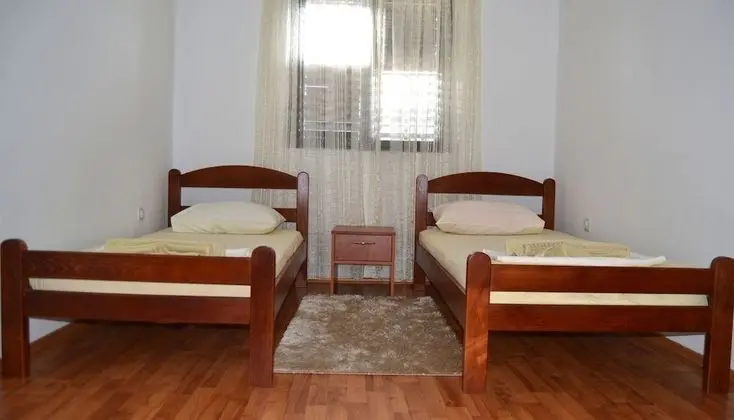 İki Ayrı Yataklı Oda, Ortak Banyo