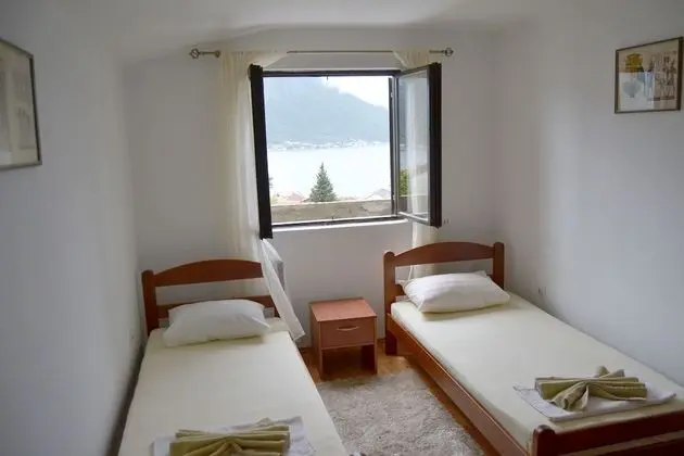 İki Ayrı Yataklı Oda, Ortak Banyo