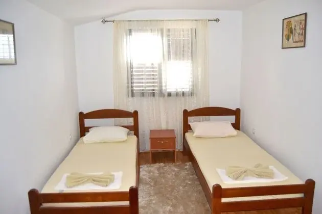 İki Ayrı Yataklı Oda, Ortak Banyo