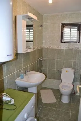 İki Ayrı Yataklı Oda, Ortak Banyo