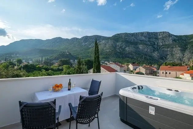 Superior Apart Daire, 2 Yatak Odası, Teras, Havuz Manzaralı