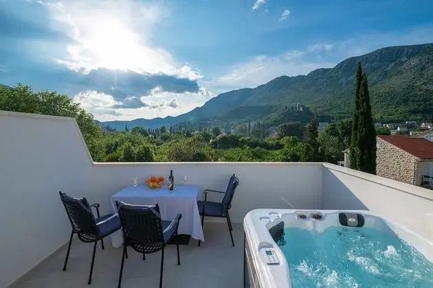 Superior Apart Daire, 2 Yatak Odası, Teras, Havuz Manzaralı