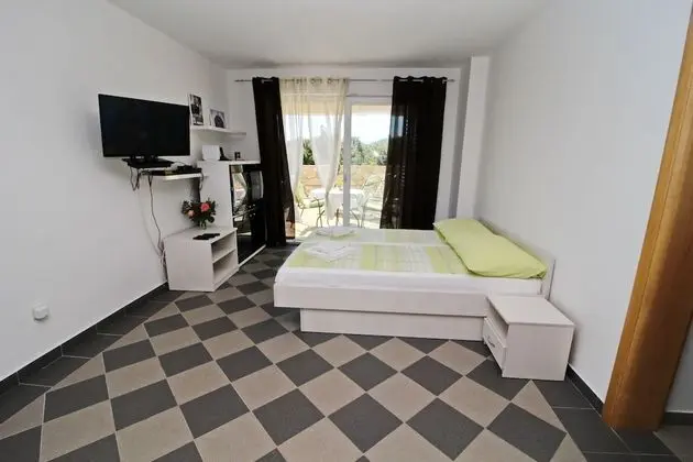 Stüdyo (Studio Apartment with Terrace and Sea)