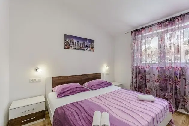 Apart Daire (Three-Bedroom Apartment with Jacuzzi)