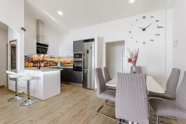 Apart Daire (Three-Bedroom Apartment with Jacuzzi)