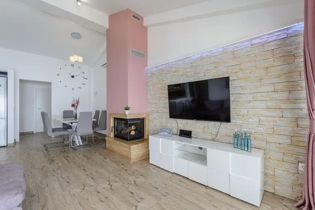 Apart Daire (Three-Bedroom Apartment with Jacuzzi)