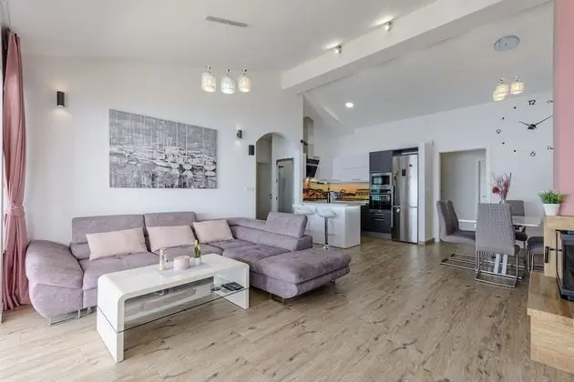 Apart Daire (Three-Bedroom Apartment with Jacuzzi)