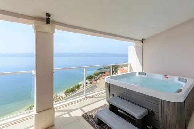 Apart Daire (Three-Bedroom Apartment with Jacuzzi)
