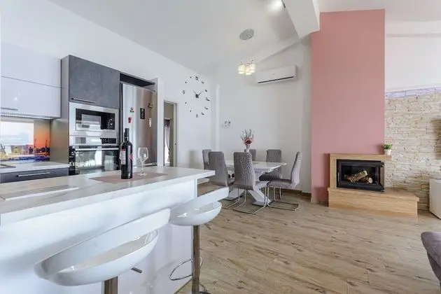 Apart Daire (Three-Bedroom Apartment with Jacuzzi)