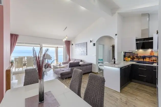 Apart Daire (Three-Bedroom Apartment with Jacuzzi)