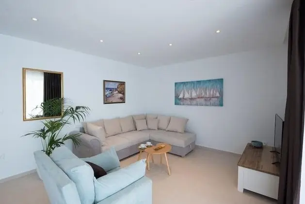 Apart Daire (One-Bedroom Apartment with Balcony an)