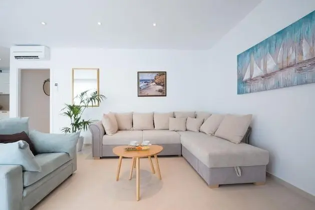 Apart Daire (One-Bedroom Apartment with Balcony an)