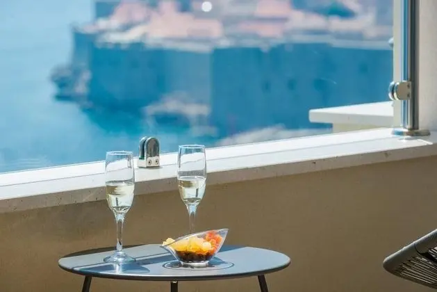 Apart Daire (One-Bedroom Apartment with Balcony an)