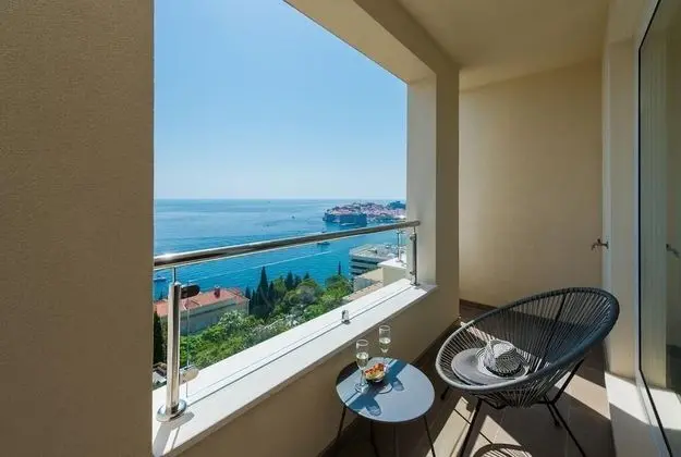 Apart Daire (One-Bedroom Apartment with Balcony an)