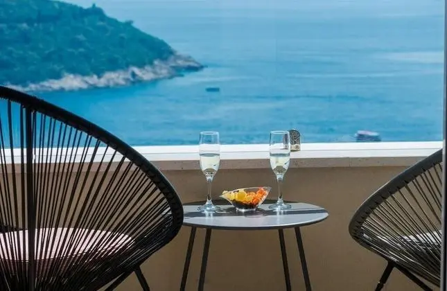 Apart Daire (One-Bedroom Apartment with Balcony an)