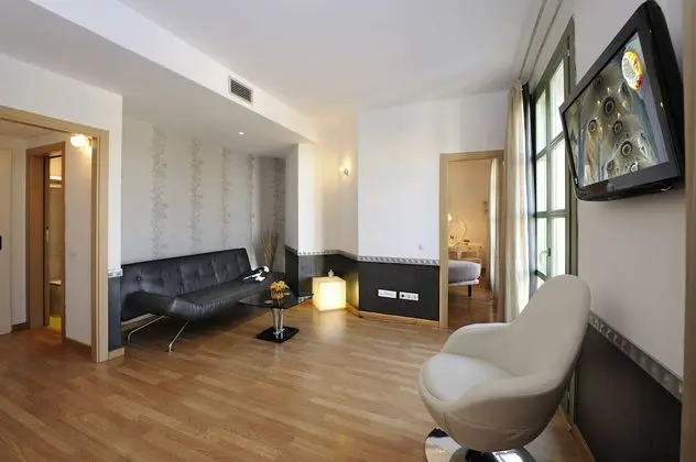 Junior Süit, Balkon