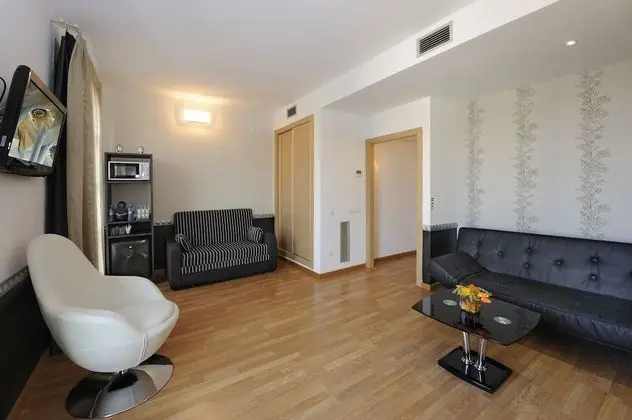 Junior Süit, Balkon