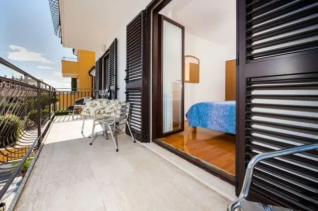 Basic Apart Daire (Red)