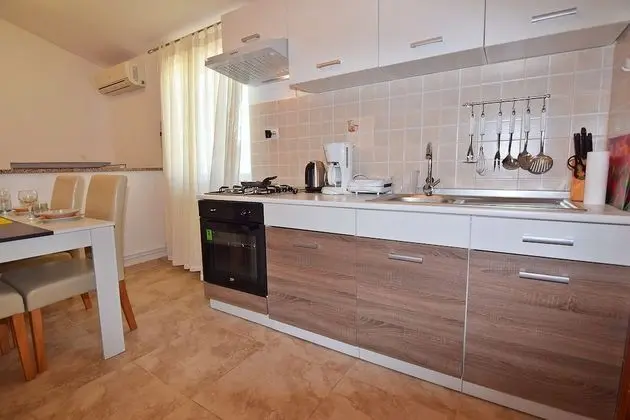 Basic Daire, 2 Yatak Odası, Bahçe Manzaralı