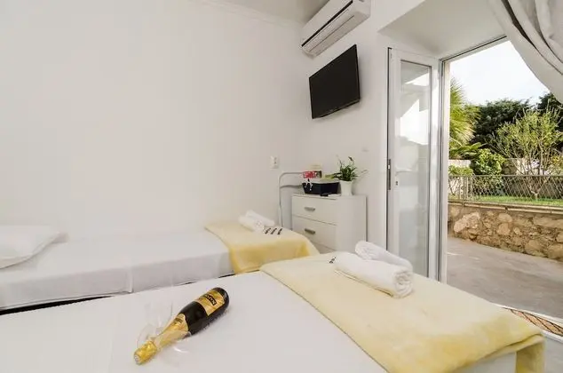 Tek Büyük Yataklı Oda (Twin or Double Room with Terrace)