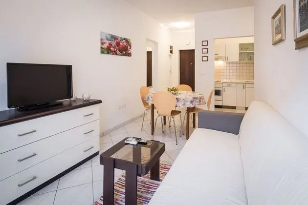 Apart Daire, 1 Yatak Odası, Balkon, Avlu Manzaralı