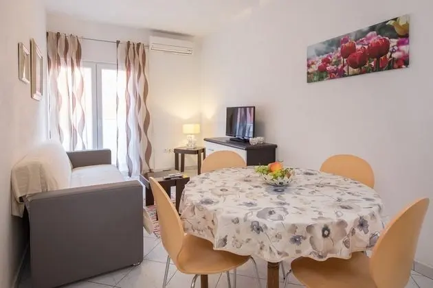 Apart Daire, 1 Yatak Odası, Balkon, Avlu Manzaralı