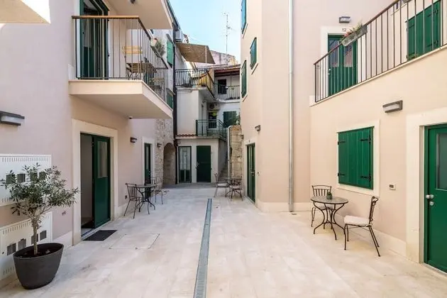 Tek Kişilik Oda, Veranda, Avlu