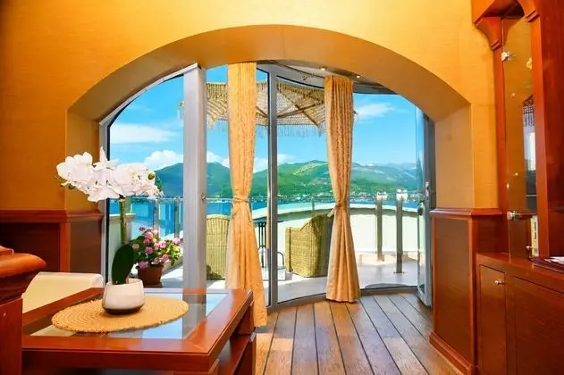 Executive Deluxe Apartment Sea View