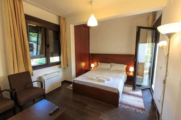 Tek Büyük Yataklı Oda, Balkon, Kısmi Deniz Manzaralı