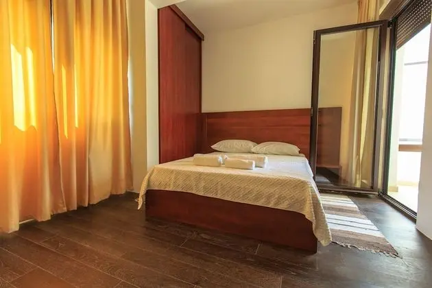 Tek Büyük Yataklı Oda, Balkon, Kısmi Deniz Manzaralı