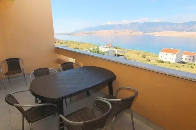 A4; 2 bedrooms & 2 bathrooms apartment