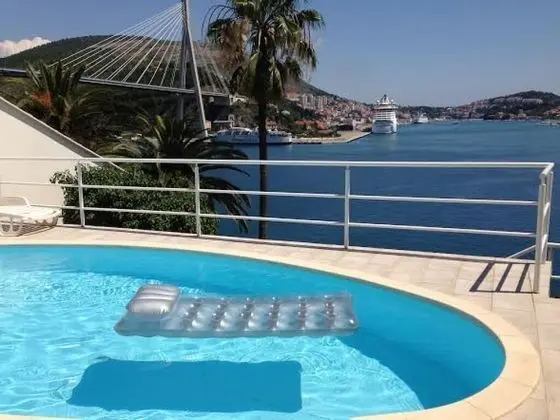 Stüdyo (Studio Apartment with Terrace and Sea)