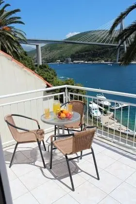 Stüdyo (Studio Apartment with Terrace and Sea)