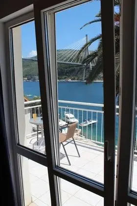 Stüdyo (Studio Apartment with Terrace and Sea)