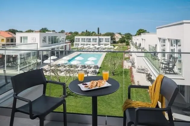 Luxury Apart Daire, Balkon, Havuz Manzaralı