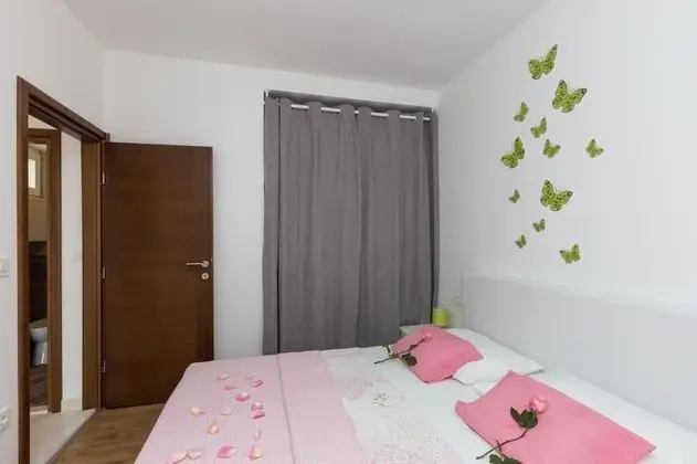 Apart Daire (One-Bedroom Apartment with Balcony)